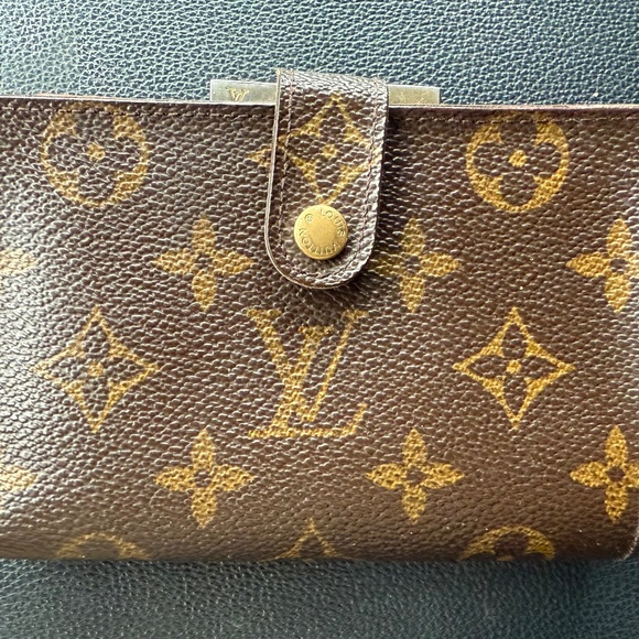 Louis Vuitton Handbags - Louis Vuitton Monogram Kisslock Wallet